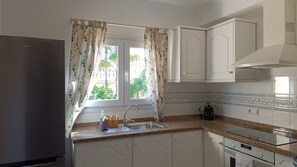 Private kitchen - Holiday Home 'Gisela' with Private Pool, Private Terrace and Wi-Fi (Dénia)