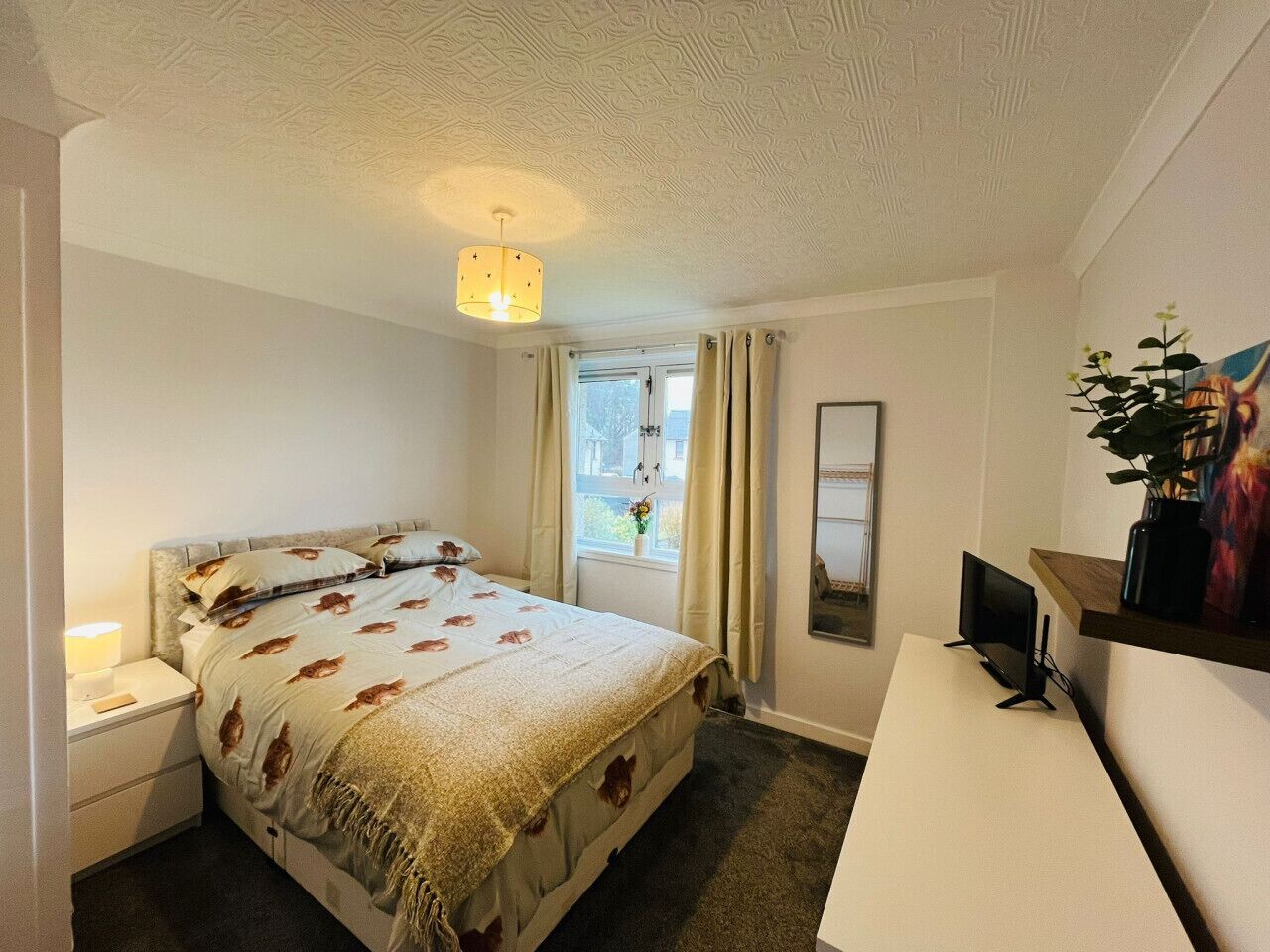 Tabla de planchar con plancha, cuna de viaje, wifi y ropa de cama