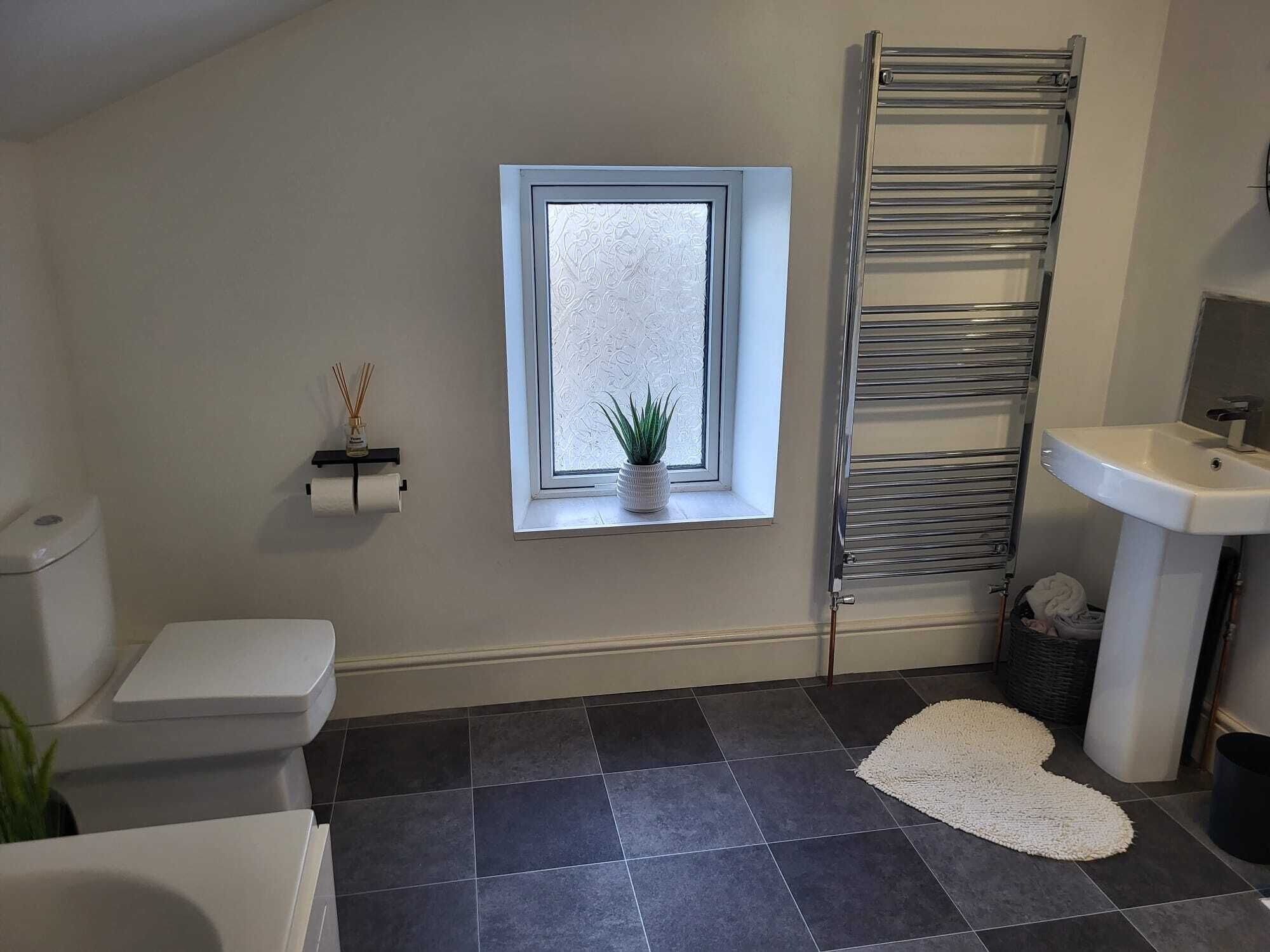 Dusj, hårføner, håndklær og såpe