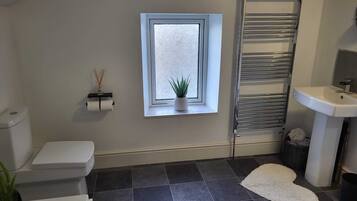 Dusj, hårføner, håndklær og såpe