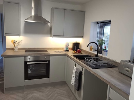 専用キッチン. Modernised 3 bedroom 2 bathroom home ideal for business or pleasure
