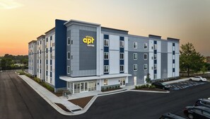 Exterior - stayAPT Suites Hampton (Hampton)