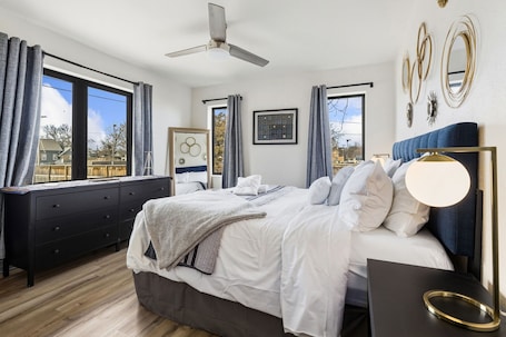 2 bedrooms, iron/ironing board, WiFi, bed sheets. Palm Pool House-Pool-IN Downtown-Walk Everywhere!