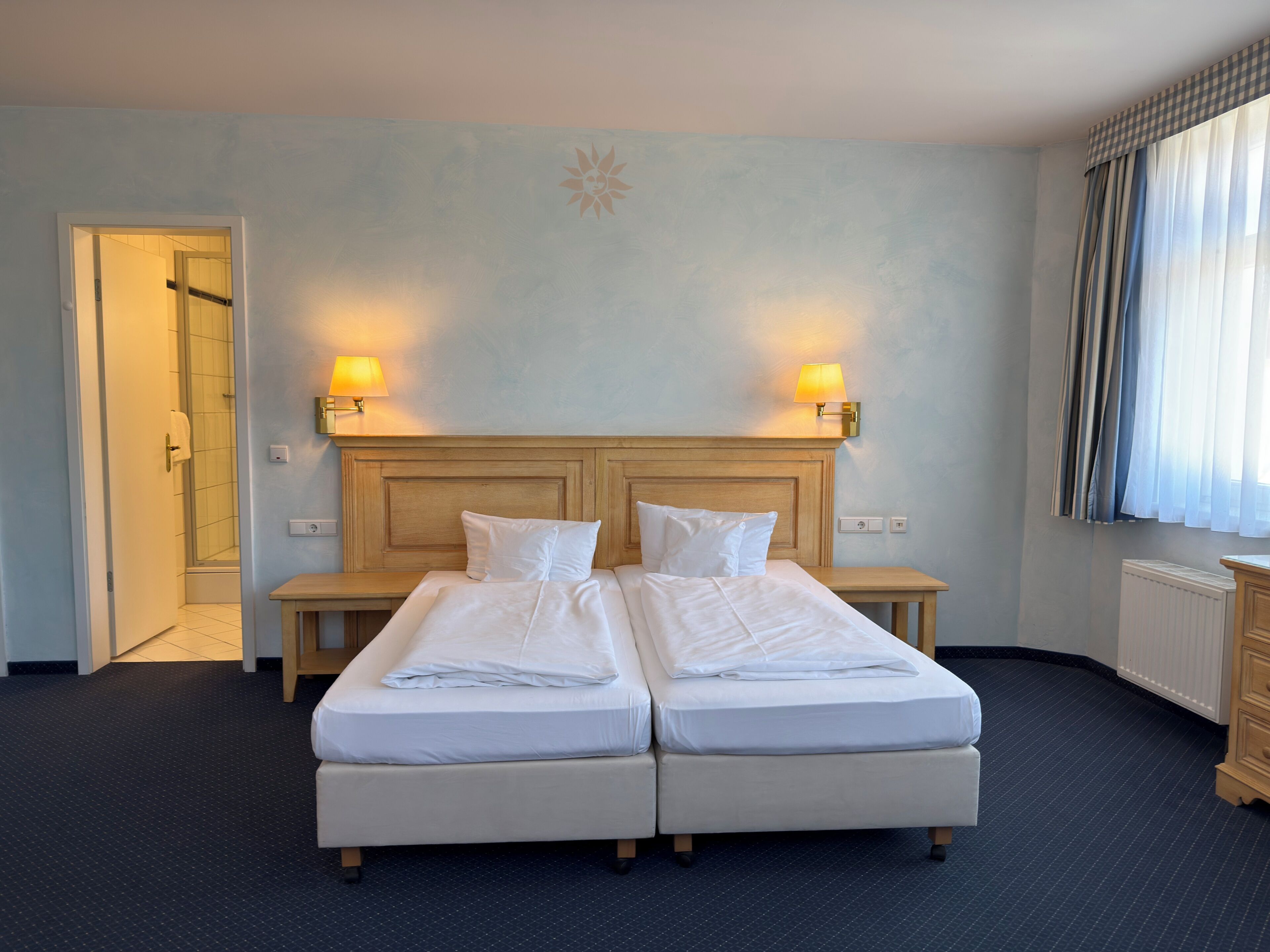 Comfort-Doppelzimmer | Schreibtisch, laptopgeeigneter Arbeitsplatz, Bügeleisen/Bügelbrett