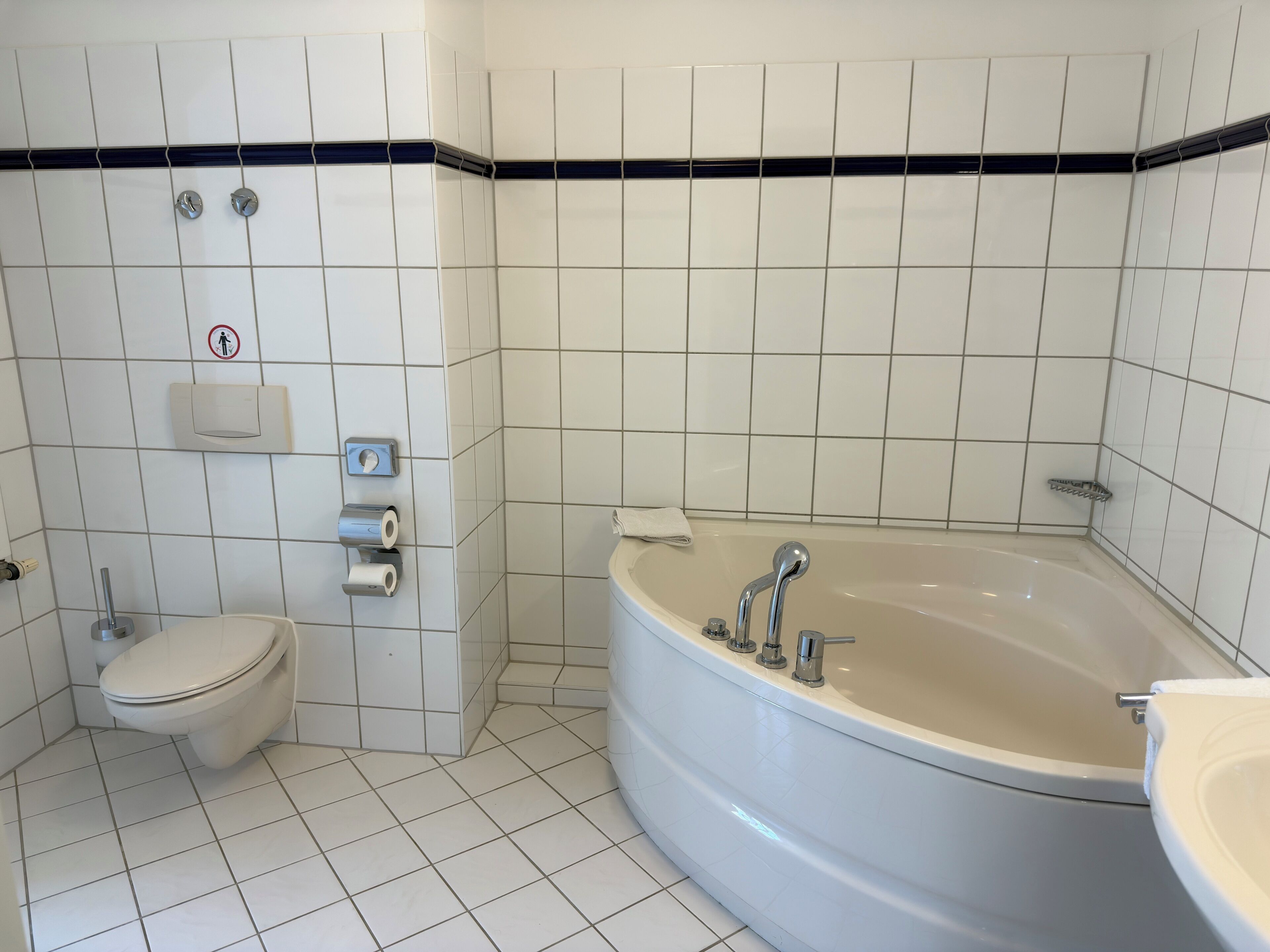 A bathroom with a toilet, a sink, and a bathtub.
