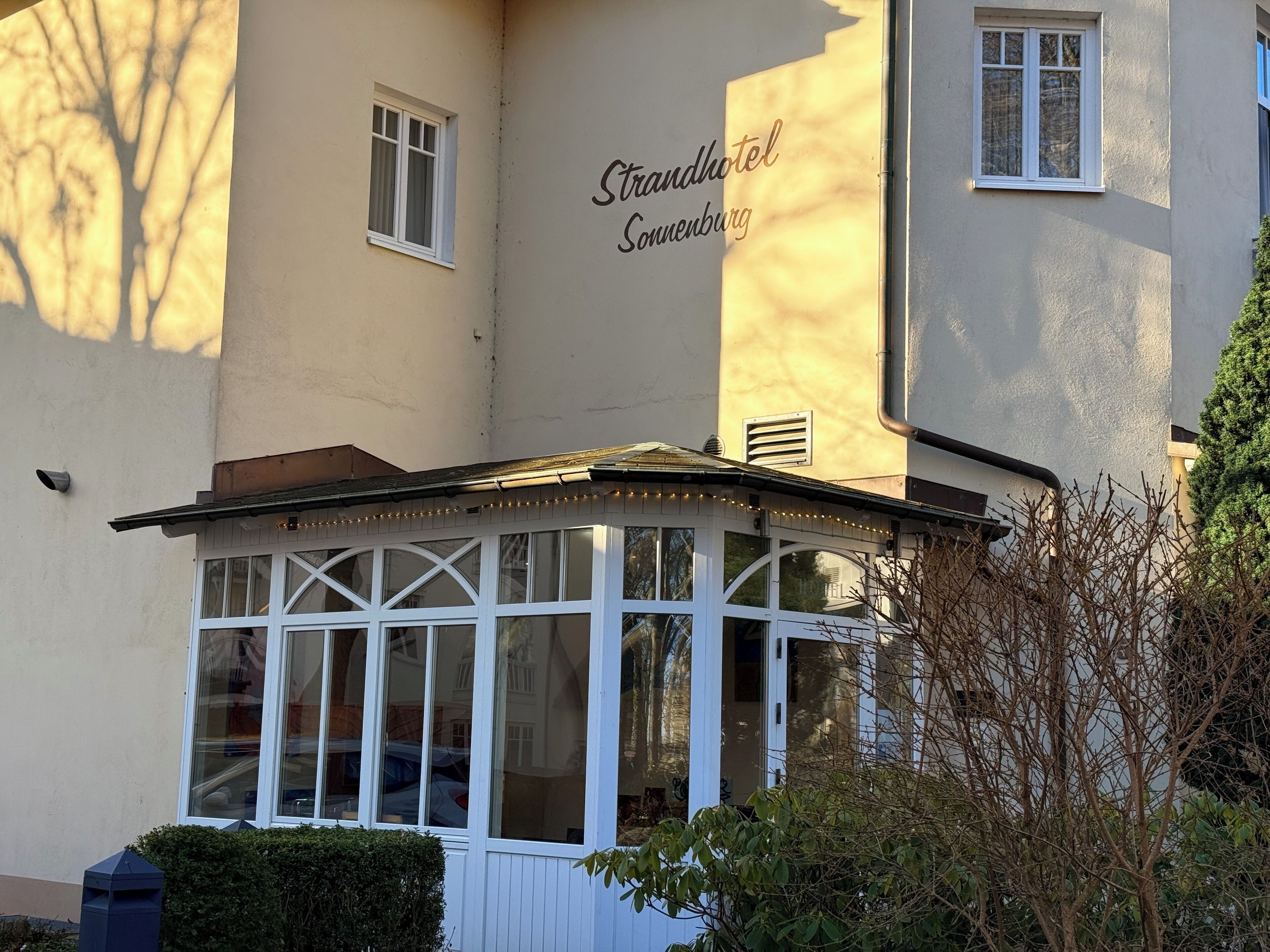 A building with a sign reading "Strandhotel Sonnenburg."