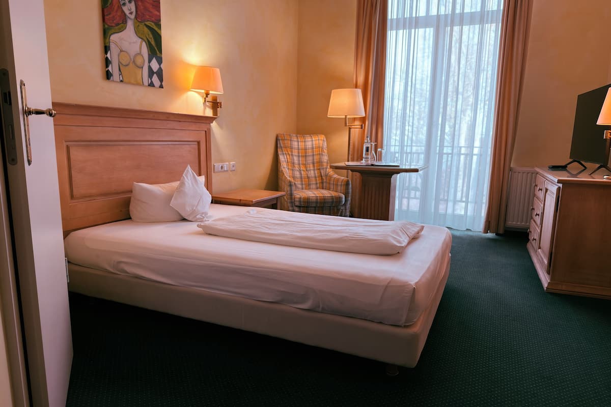 Standard Single Room | Meja, ruang kerja komputer riba, seterika/papan seterika, Wi-fi percuma