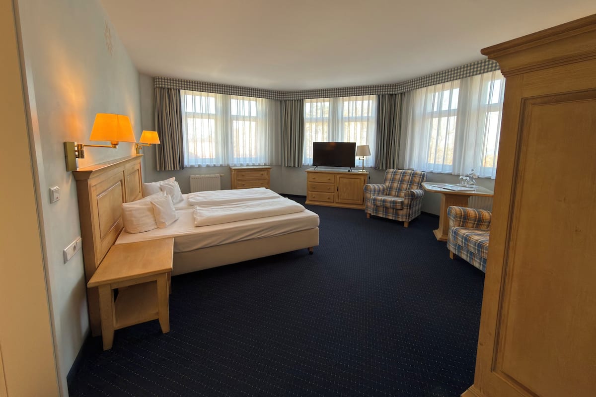 Comfort Double Room | Meja, ruang kerja komputer riba, seterika/papan seterika, Wi-fi percuma
