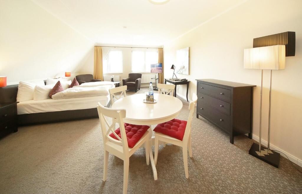 Studio dành cho gia đình | Bàn, khu vực làm việc phù hợp cho laptop 