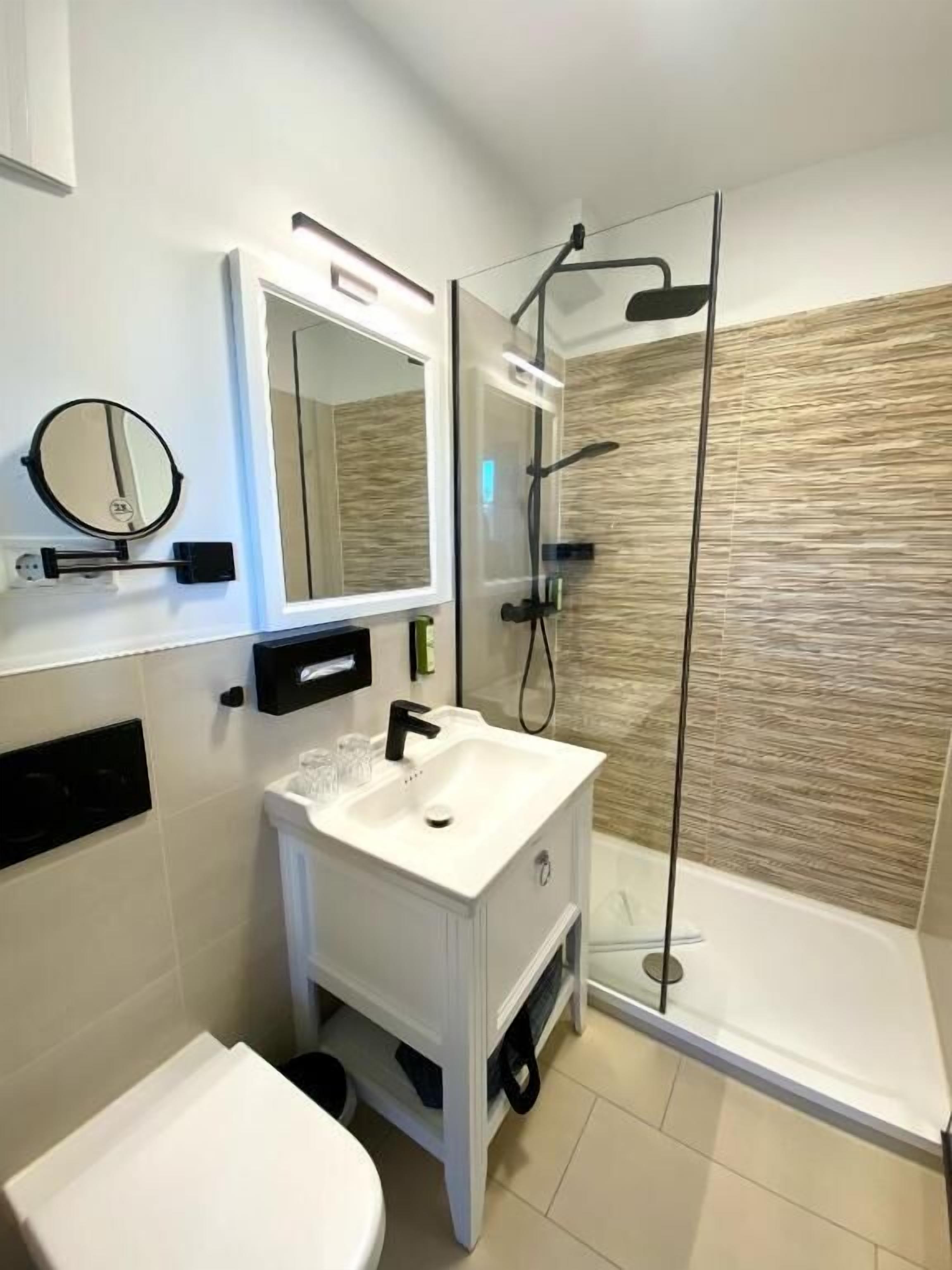Standaard eenpersoonskamer | Badkamer | Een douche, een haardroger, handdoeken, zeep