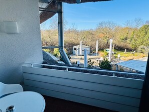 Phòng Suite Junior, ban công, quang cảnh sân vườn | Hiên