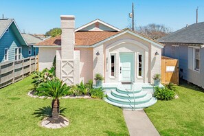 Exterior - Mid-Tide Modern - Easy Walk, Easy Stay, Easy Living (Galveston)