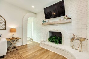 Interior - Mid-Tide Modern - Easy Walk, Easy Stay, Easy Living (Galveston)