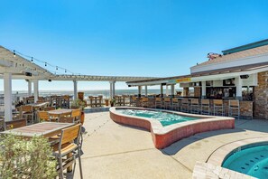 Outdoor dining - Mid-Tide Modern - Easy Walk, Easy Stay, Easy Living (Galveston)