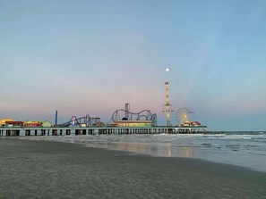 Beach nearby - Mid-Tide Modern - Easy Walk, Easy Stay, Easy Living (Galveston)