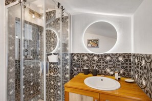Dusche, Haartrockner, Handtücher