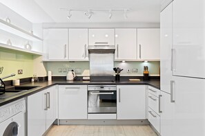 Fridge, microwave, oven, stovetop - Luxury Spacious Apartment in the Central London (London)