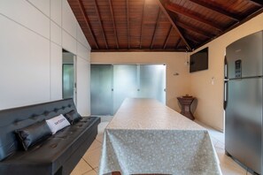 Villa | Living area | 32-inch TV with digital channels - 2-br House w/ Barbecue in Rio Tavares Mja0060 (Florianópolis)