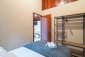 Villa | 2 bedrooms, bed sheets - 2-br House w/ Barbecue in Rio Tavares Mja0060 (Florianópolis)