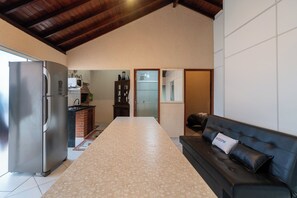 Villa | Living area | 32-inch TV with digital channels - 2-br House w/ Barbecue in Rio Tavares Mja0060 (Florianópolis)