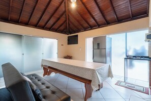 ヴィラ | リビング エリア | 32 インチのテレビ (デジタル放送視聴可)