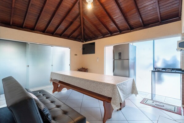 Villa | Living area | 32-inch TV with digital channels - 2-br House w/ Barbecue in Rio Tavares Mja0060 (Florianópolis)