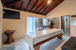 Villa | Living area | 32-inch TV with digital channels - 2-br House w/ Barbecue in Rio Tavares Mja0060 (Florianópolis)