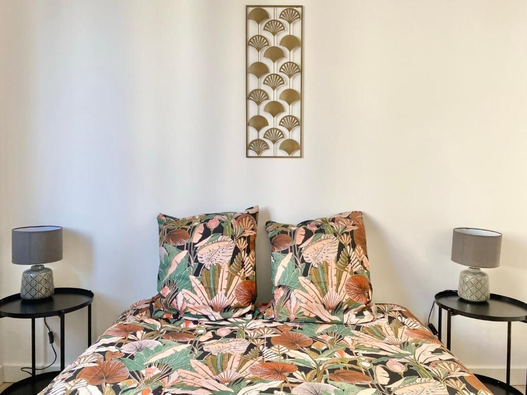 2 habitaciones, escritorio y tabla de planchar con plancha 