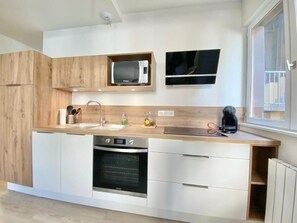 Een koelkast, een magnetron, een oven, een kookplaat