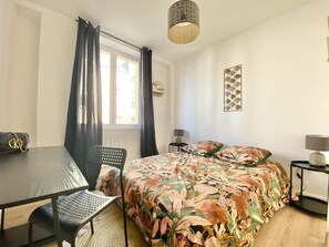2 bedrooms, desk, iron/ironing board, travel cot - Quiet apartment near train station and Quimper historic center (Quimper)