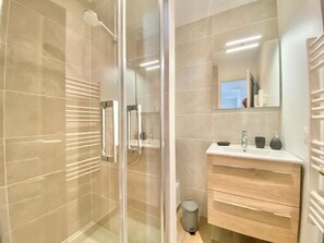 Shower, hair dryer, towels, soap - Quiet apartment near train station and Quimper historic center (Quimper)