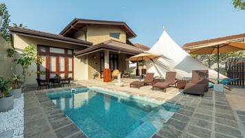 Outdoor pool, a heated pool