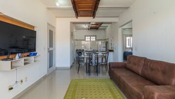 Leilighet | Oppholdsområde | En 32-tommers smart-TV med digitale kanaler