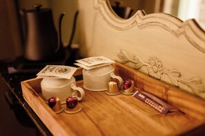 Unclassified image, 3 of 9, button - Château de la Grange Moreau - Chambre Claude de Dommaigné (Vallon-sur-Gée)