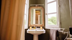 A bathroom with a window, a sink, and a mirror. - Château de la Grange Moreau - Chambre Claude de Dommaigné (Vallon-sur-Gée)