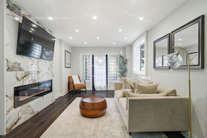 Unclassified image, 4 of 35, button - 3-bedrm, 3-bath luxury retreat where style, space and entertainment come togther (Philadelphia)