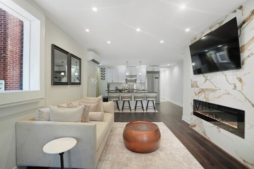 3-bedrm, 3-bath luxury retreat where style, space and entertainment come togther