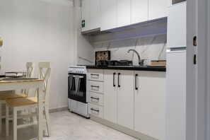 Private kitchen - Del Sol 6 Meteora Luxurious Family Suites (Kalampaka)