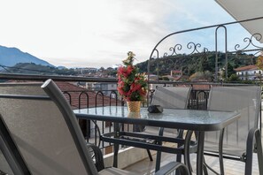 Outdoor dining - Del Sol 6 Meteora Luxurious Family Suites (Kalampaka)