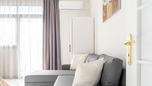Flat-screen TV - Del Sol 6 Meteora Luxurious Family Suites (Kalampaka)