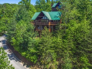 Exterior - Nestled in the heart of Gatlinburg, Eagles Point Lodge offers a stunning mountai (Gatlinburg)