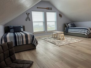 3 bedrooms, in-room safe, desk, iron/ironing board - Peaceful amenity loaded 3-bedroom house in Rockport with great sunset views (Rockport)