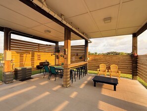 Outdoor dining - Peaceful amenity loaded 3-bedroom house in Rockport with great sunset views (Rockport)