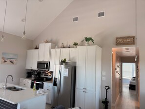 Fridge, microwave, oven, stovetop - Peaceful amenity loaded 3-bedroom house in Rockport with great sunset views (Rockport)