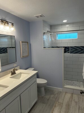 Shower, hair dryer, towels, soap - Peaceful amenity loaded 3-bedroom house in Rockport with great sunset views (Rockport)