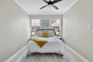 1 bedroom, iron/ironing board, WiFi, bed sheets - The Shell: Walk-to-Beach Retreat (Long Beach)