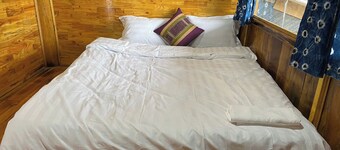 Spacious 5-bedroom bungalow in tranquil Lào Cai with AC