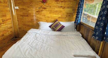 Spacious 5-bedroom bungalow in tranquil Lào Cai with AC