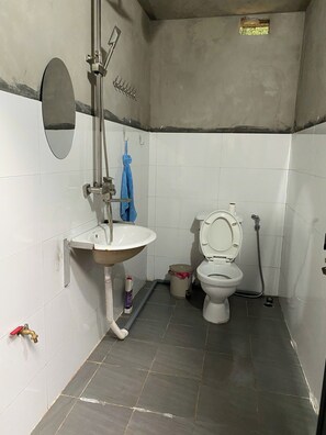 Een haardroger, een bidet, handdoeken, zeep