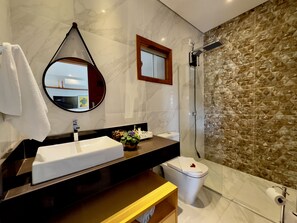 Shower, hair dryer, towels, soap - Loft Rua Direita, you'll love this unique and romantic place to relax. (Pirenópolis)